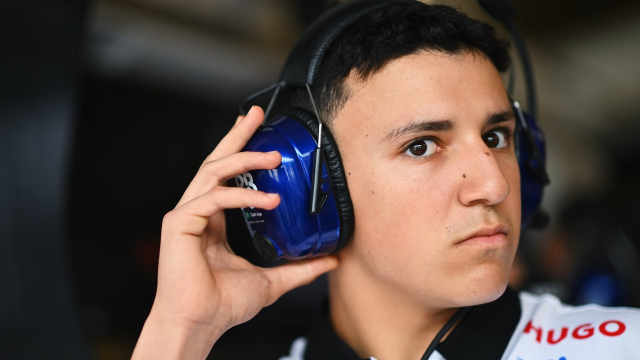 Isack Hadjar porte une casquette Racing Bulls dans le paddock