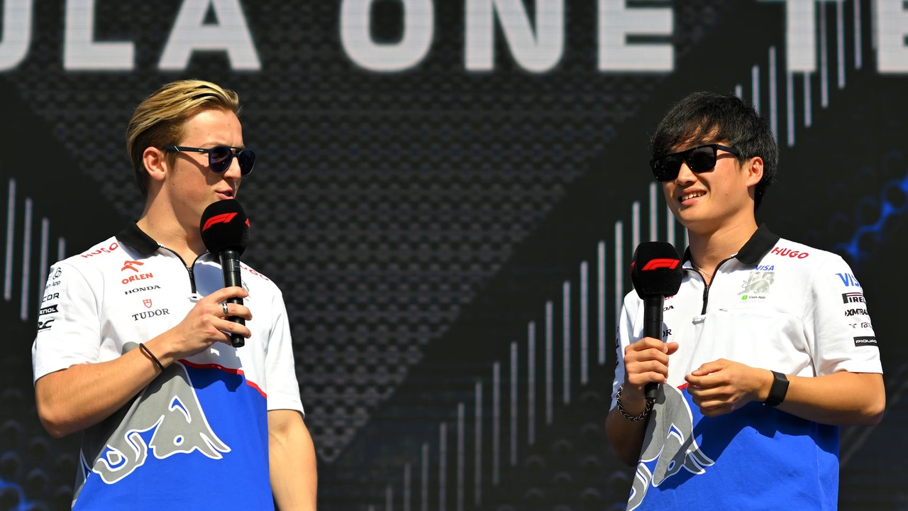Liam Lawson et Yuki Tsunoda côte à côte lors d'un événement de Formule 1