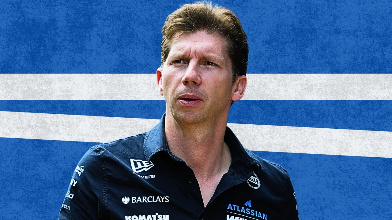 James Vowles در حالی که لباس تیم Formula 1 Williams را پوشیده صحبت میکند