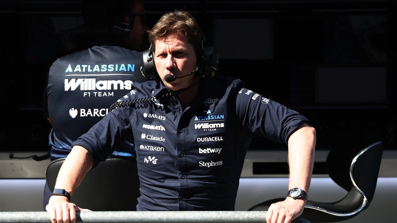 یک خودروی Formula 1 Williams روی پیست مسابقه خشک حرکت میکند