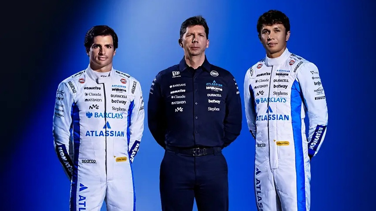 James Vowles가 Carlos Sainz와 Alex Albon 사이에 서 있다