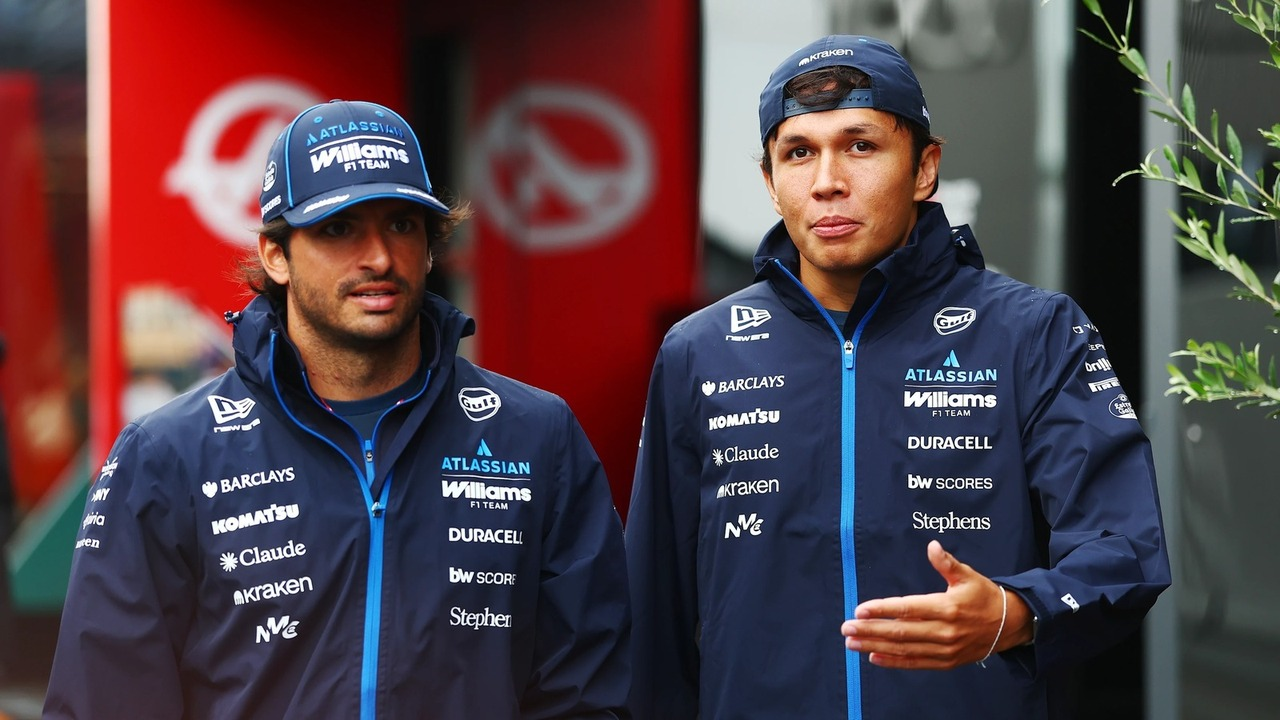 Carlos Sainz lái chiếc xe Formula One của Williams