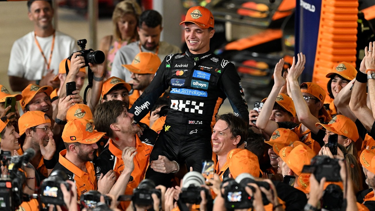 Lando Norris juhlii McLarenin tallin kanssa kilpailun jälkeen