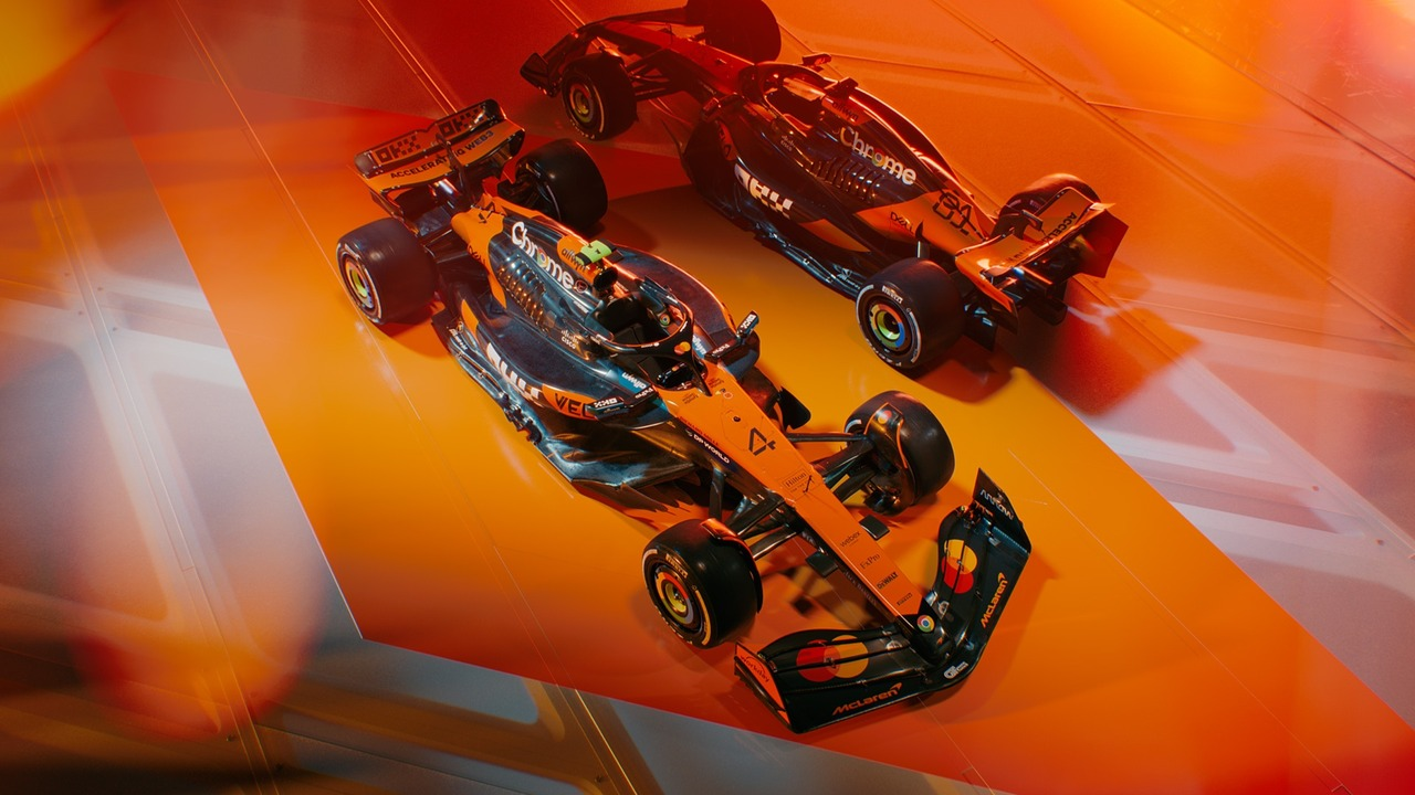 Болид McLaren Formula 1 едет по трассе
