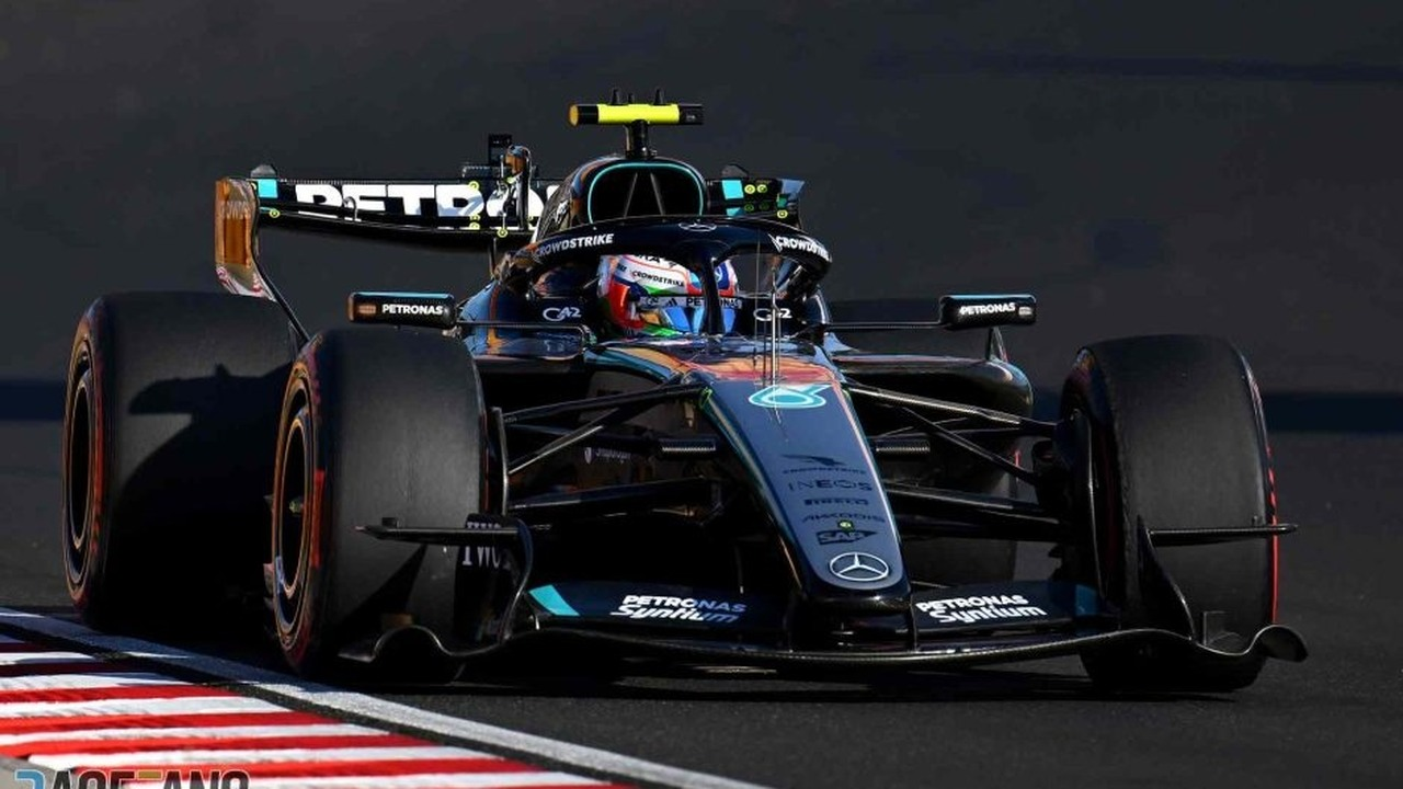 Ein Mercedes Formula 1 Auto fährt in Las Vegas unter Flutlicht
