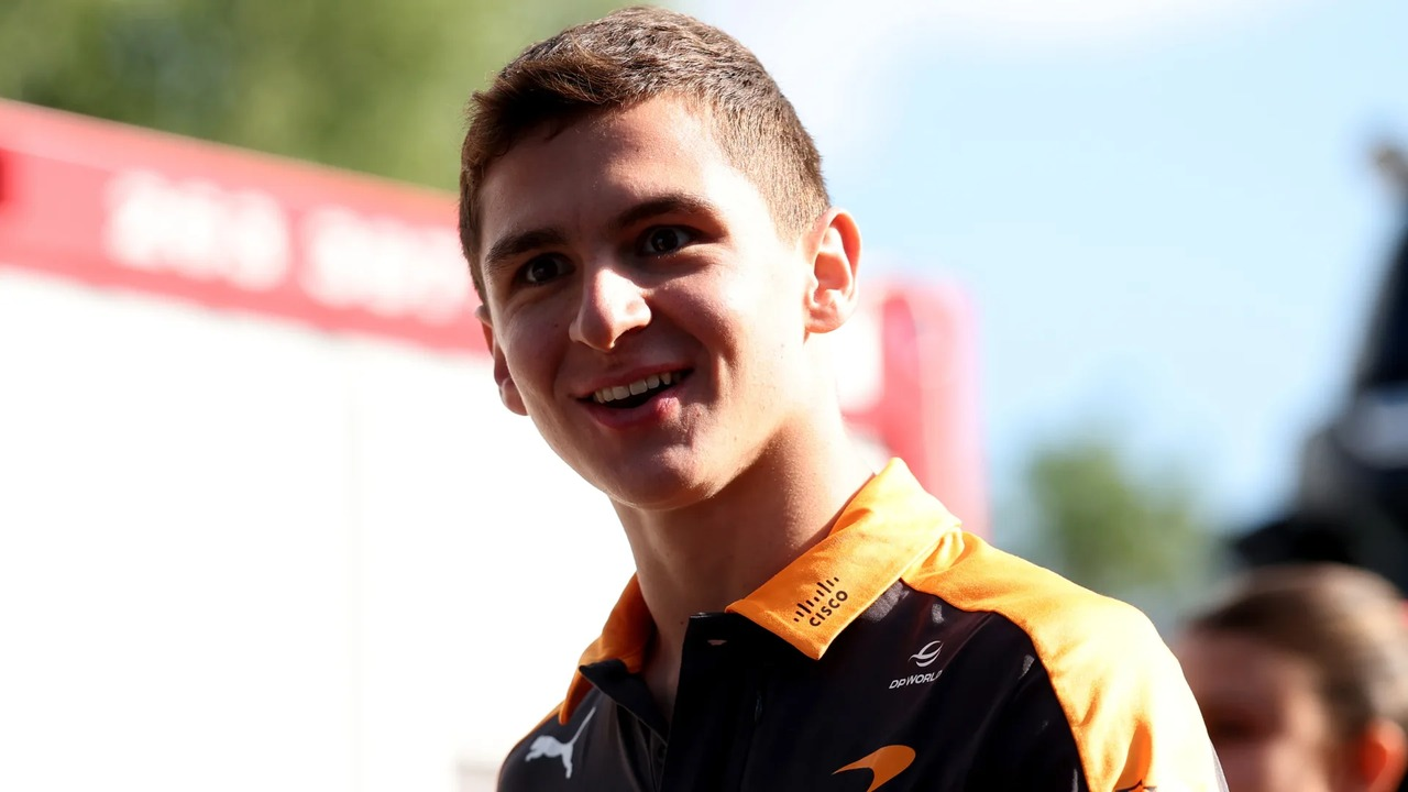 Leonardo Fornaroli steht in orangefarbener McLaren Teamkleidung
