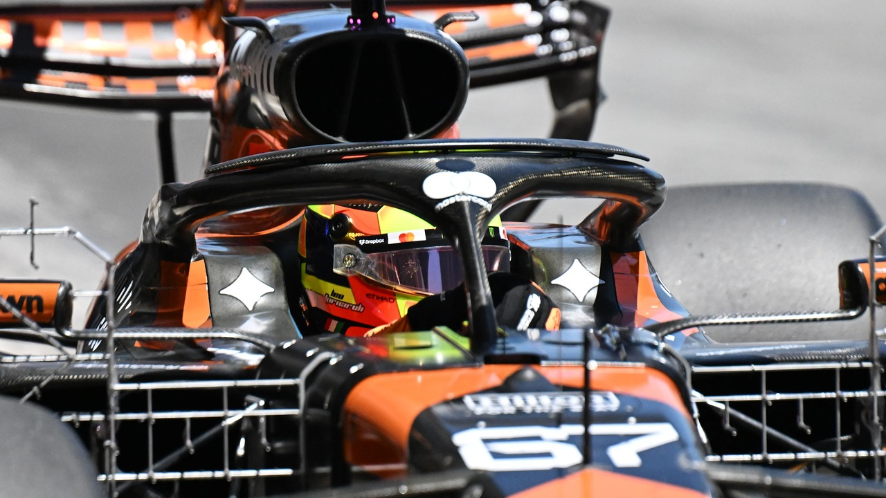 Leonardo Fornaroli sitzt mit Helm in einem McLaren Formula 1 Auto
