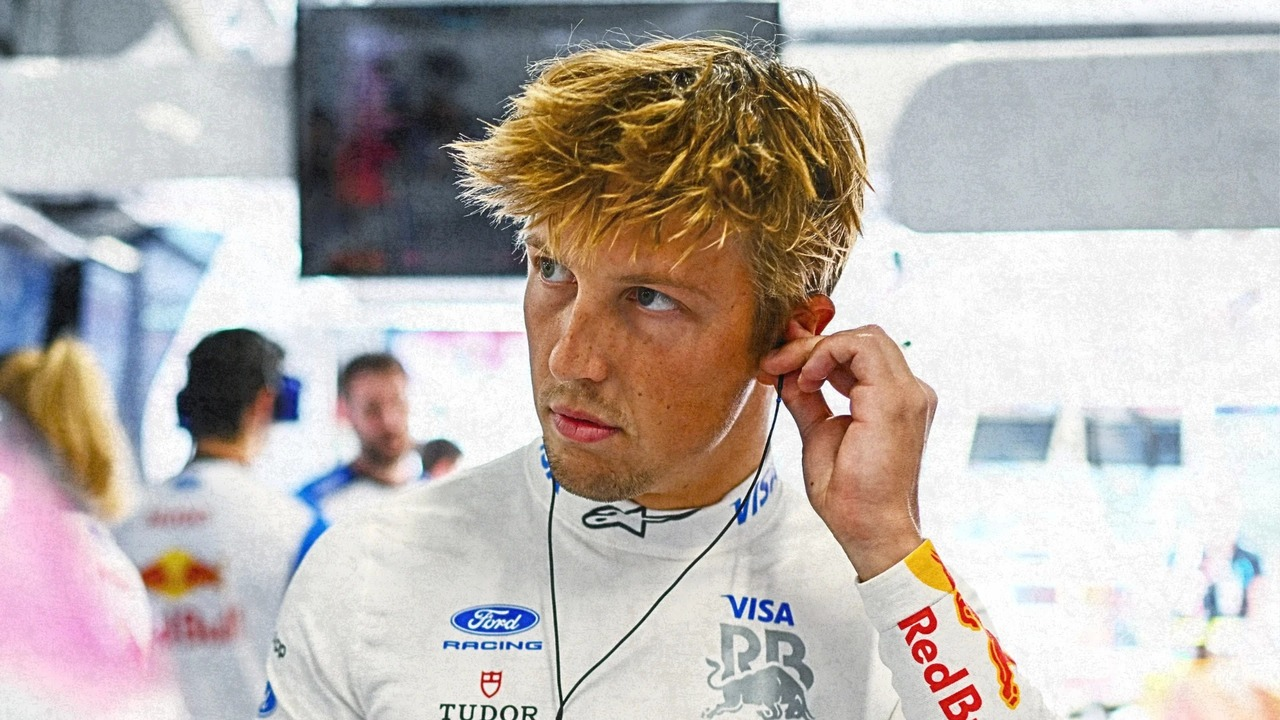 Liam Lawson steht in Racing Bulls-Teamkleidung an einer Formula 1-Rennstrecke