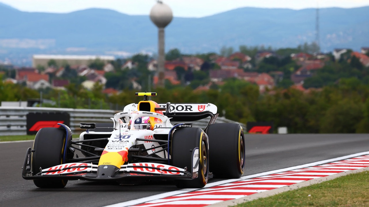 Liam Lawson fährt das Racing Bulls Formula 1-Auto auf der Strecke
