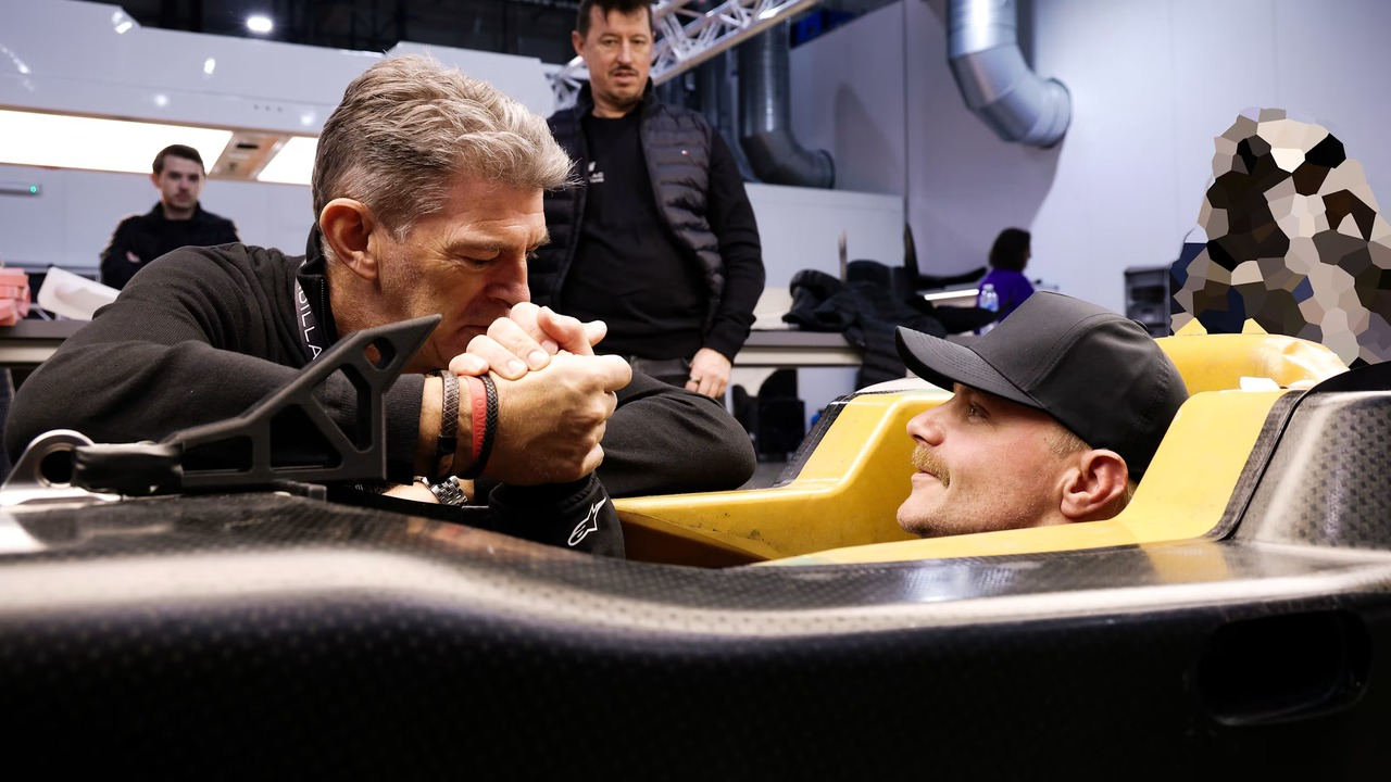 Marcin Budkowski يتحدث بجانب مقصورة قيادة Formula One