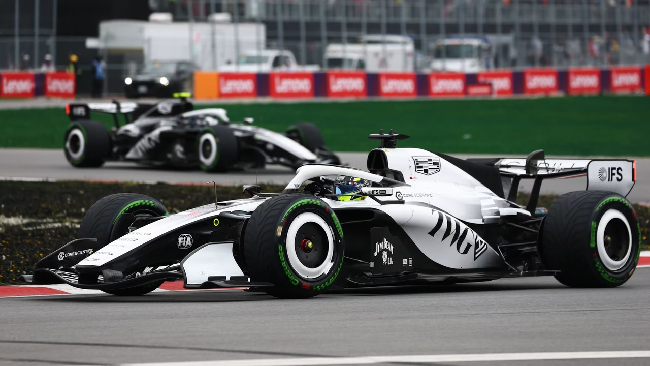 سيارة Cadillac Formula One تسير على الحلبة