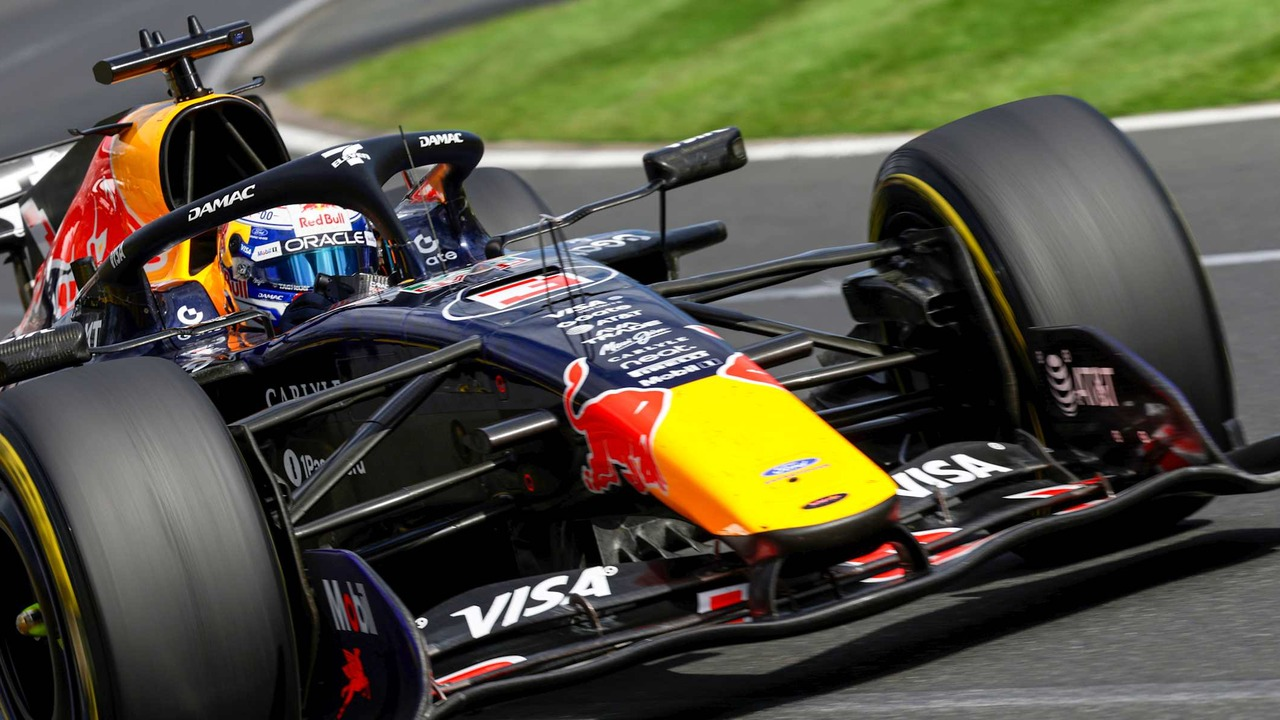 Max Verstappen يقود Red Bull RB22 عبر منعطف في الحلبة