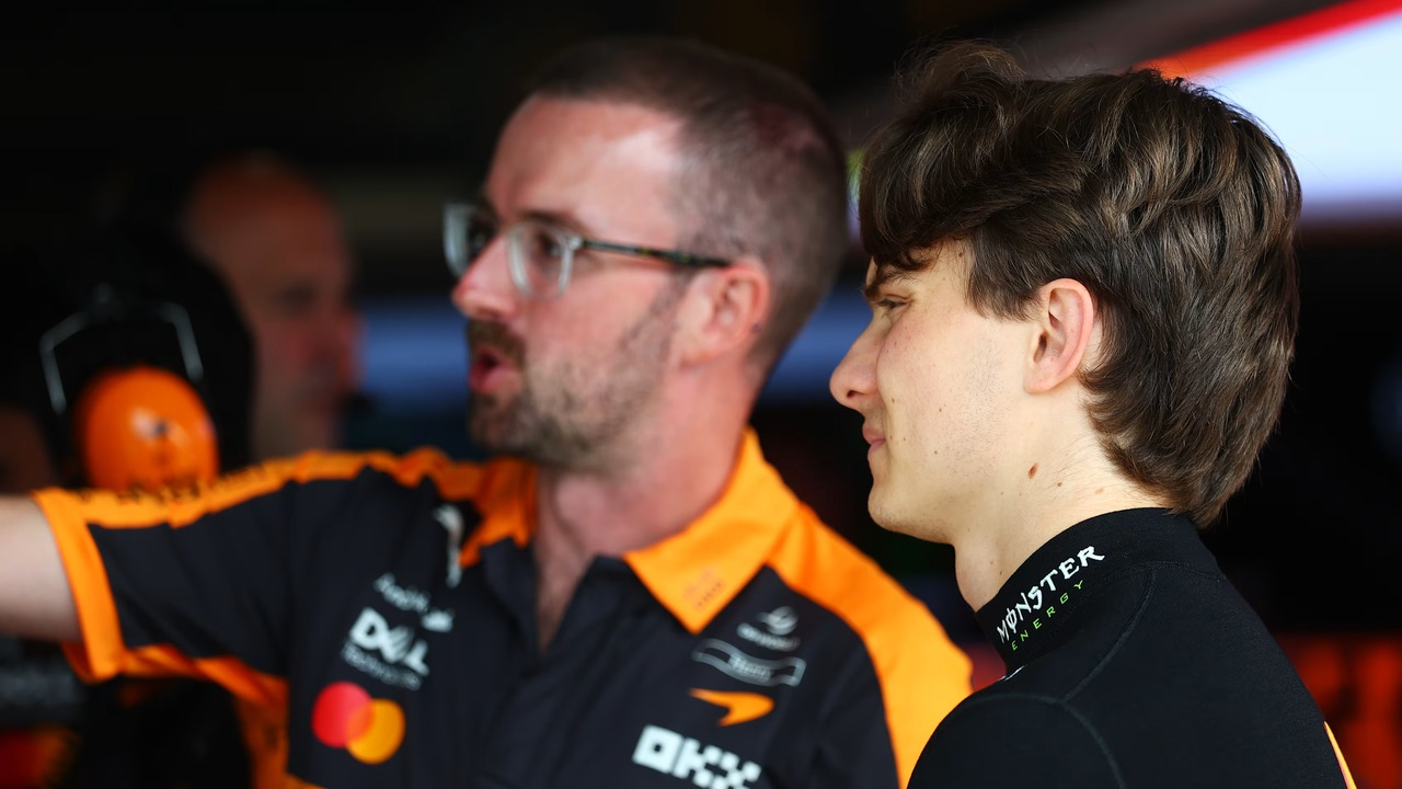 Oscar Piastri spricht mit einem McLaren-Ingenieur