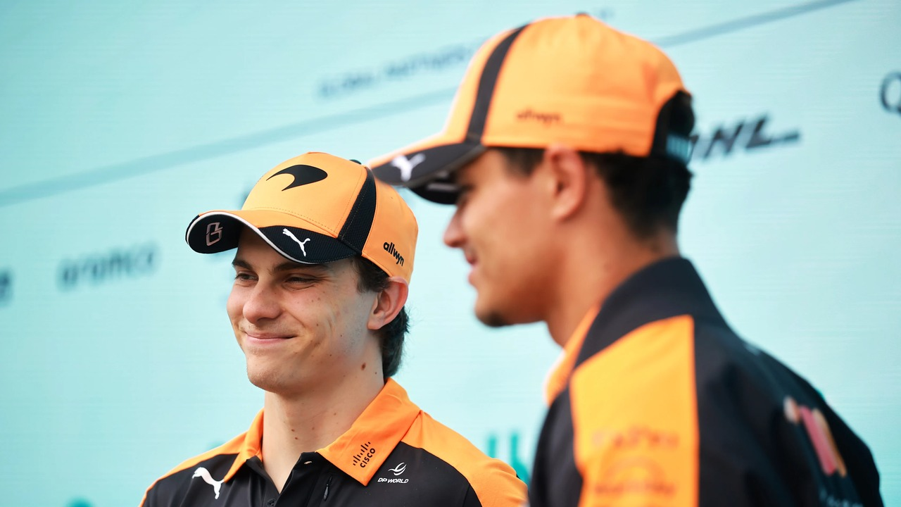 Oscar Piastri und Lando Norris stehen zusammen