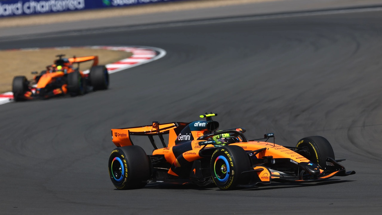 Zwei McLaren Formula 1 Autos fahren auf derselben Strecke