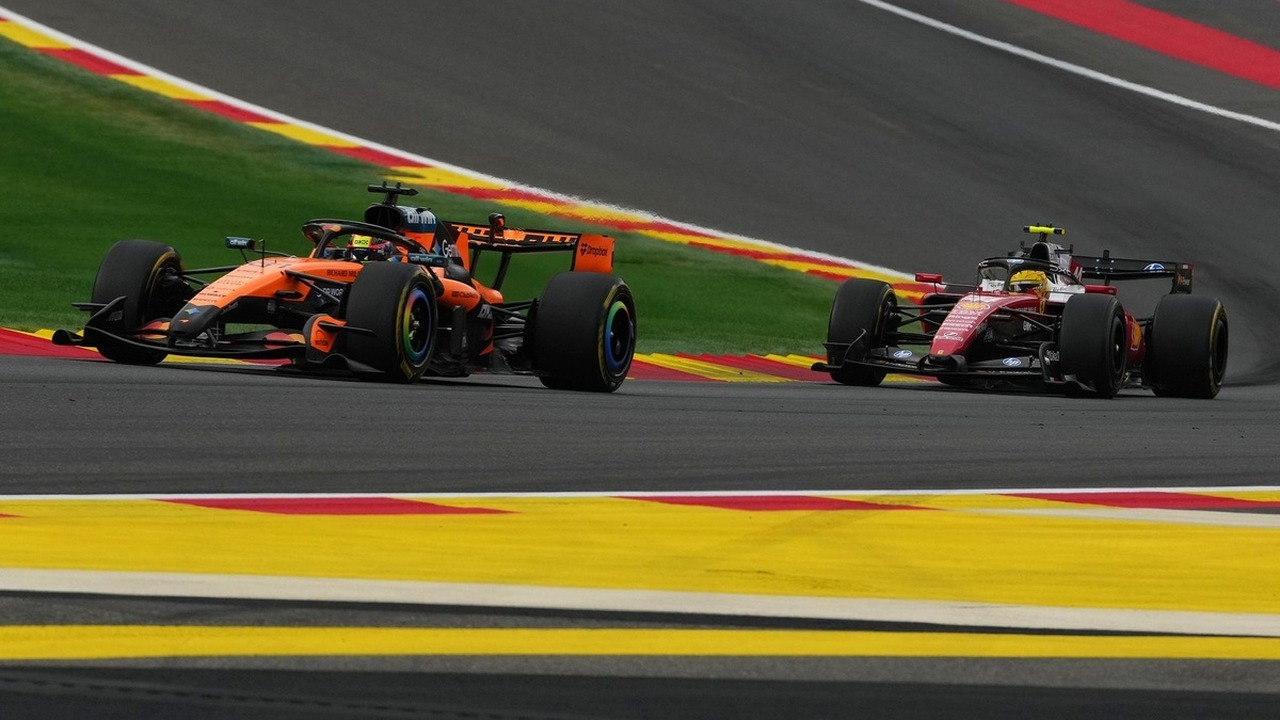 Болиды McLaren и Ferrari Formula 1 едут по одной трассе