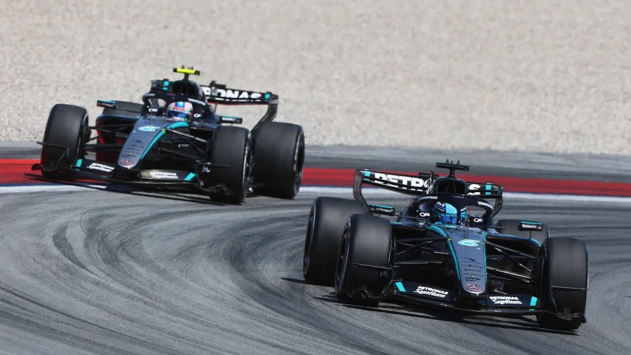 İki Mercedes Formula 1 aracı bir virajda yarışıyor
