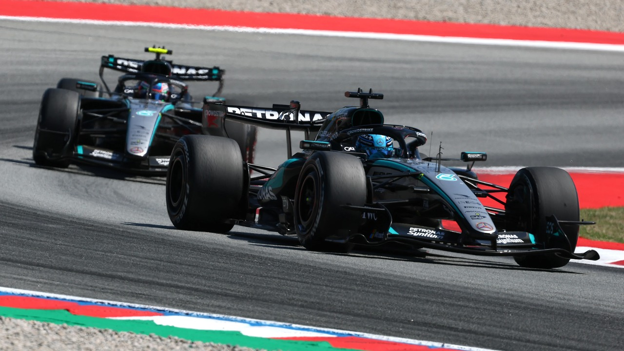 รถ Mercedes Formula One สองคันแข่งขันกัน