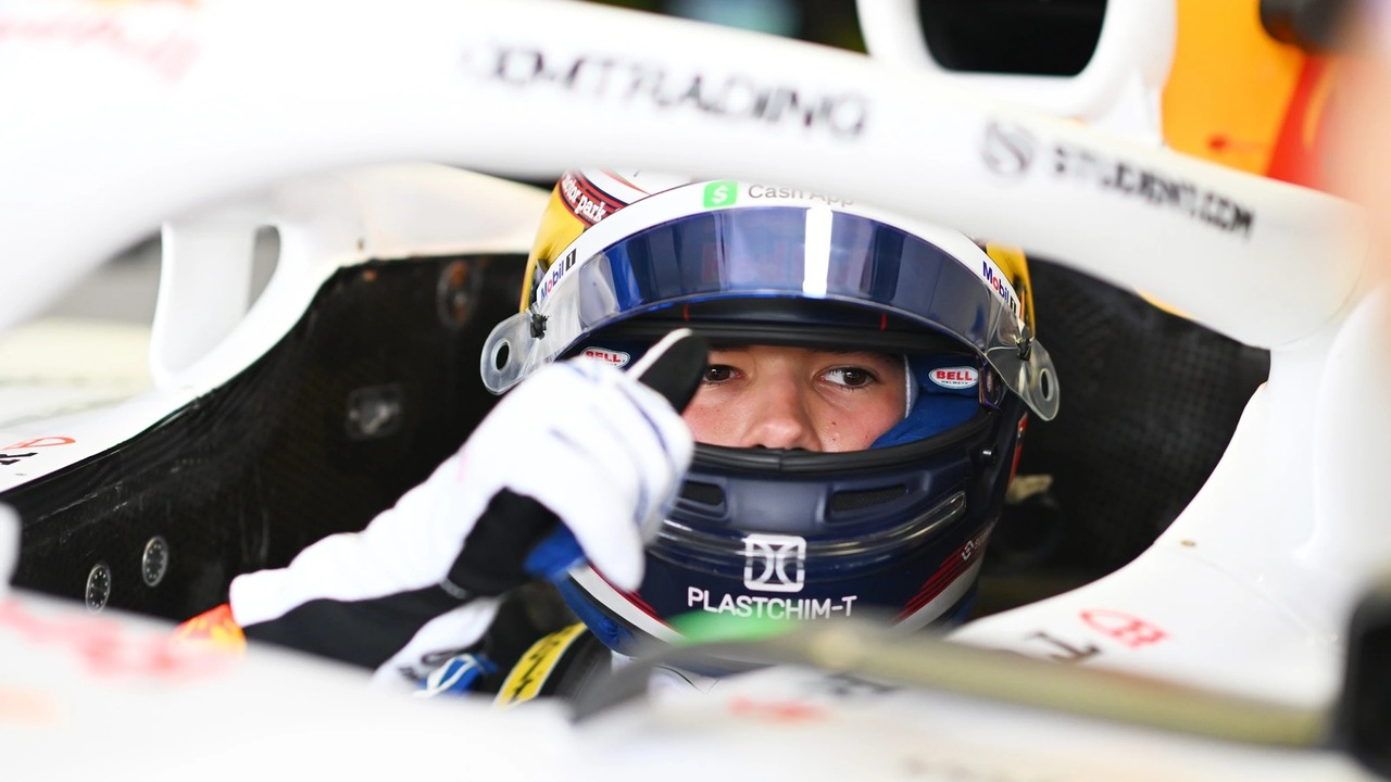 Nikola Tsolov guida una vettura di Formula One di Racing Bulls a Imola