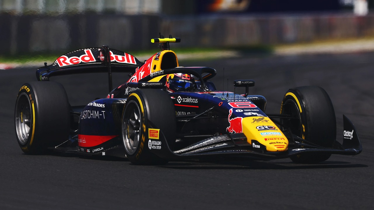 Nikola Tsolov Formula Two aracını kullanıyor