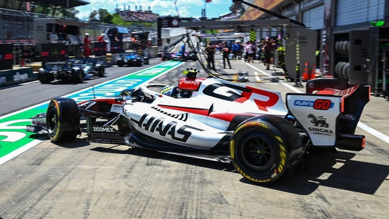 Haas Formula 1 -auto seisoo varikkokaistalla