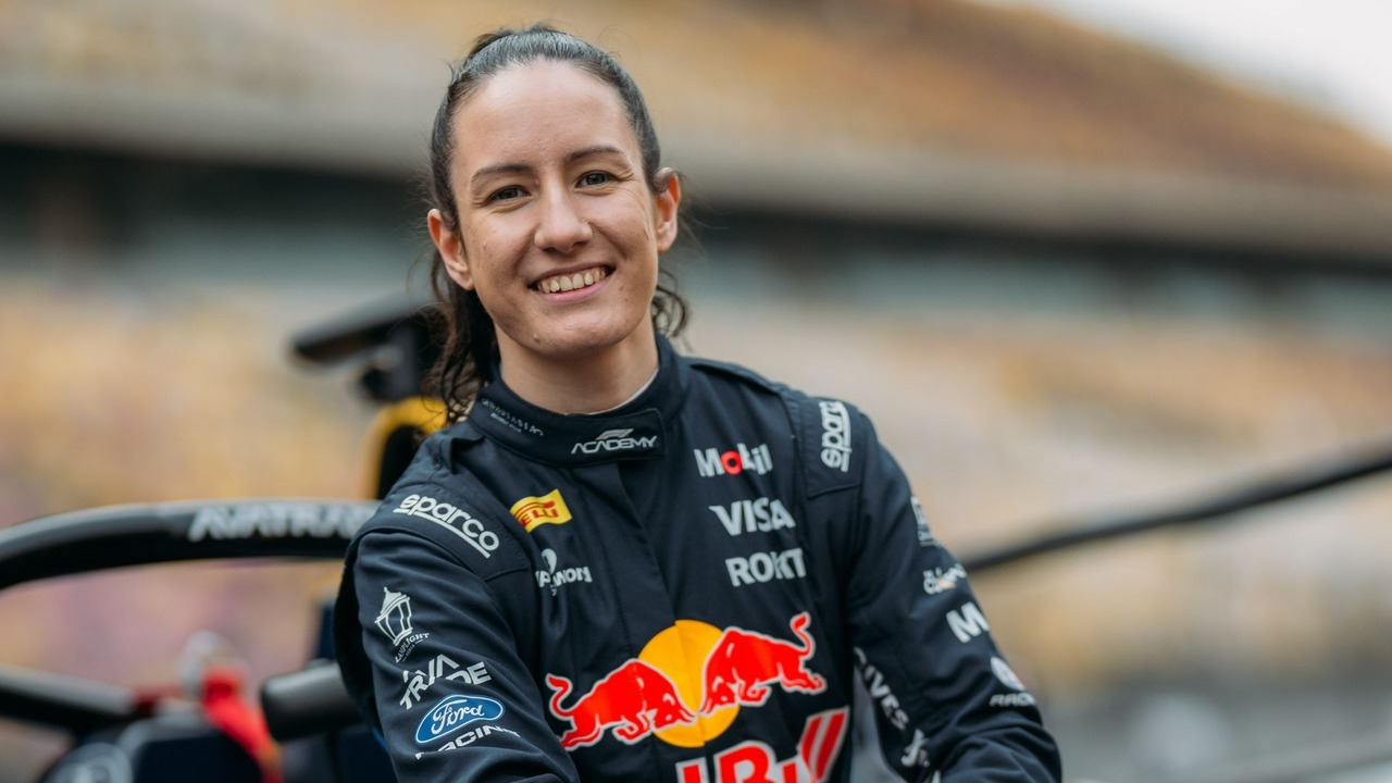 Alisha Palmowski стоїть біля свого боліда F1 Academy