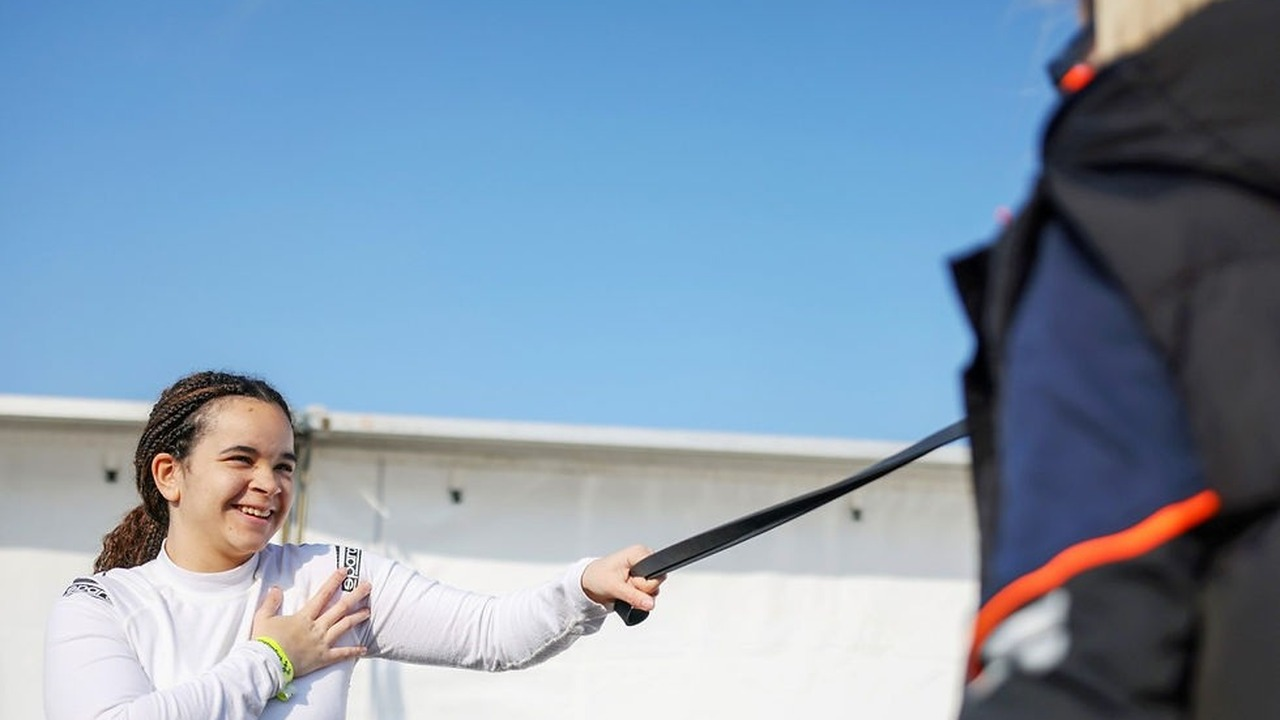 Alisha Palmowski усміхається в паддоку Zandvoort