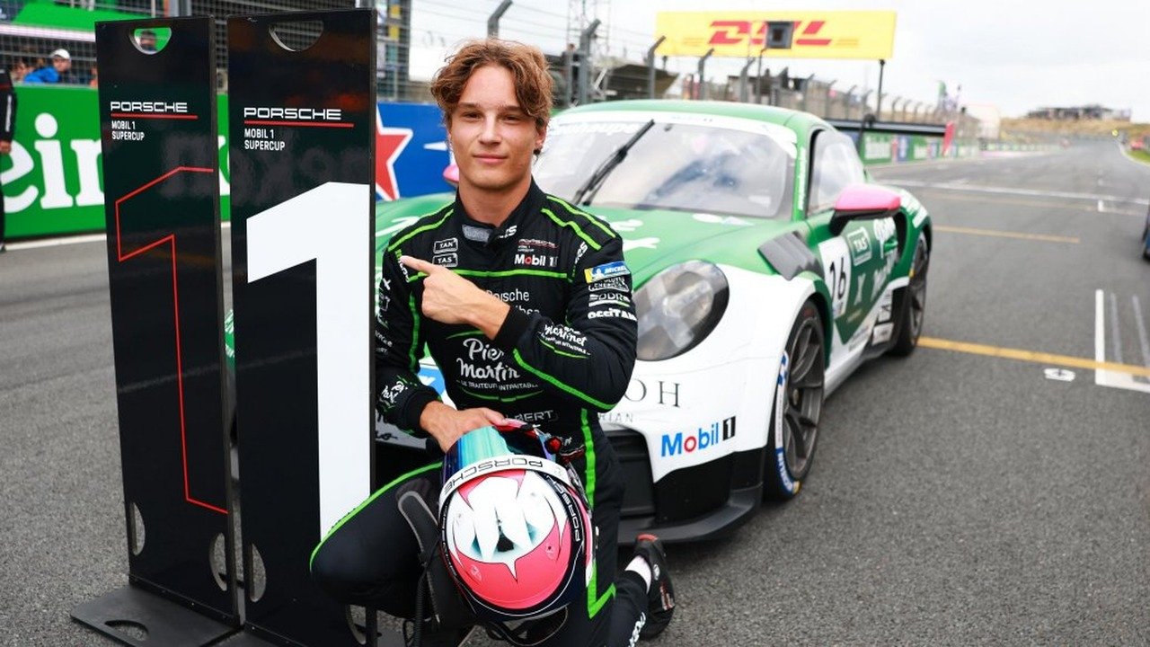 Paul Cauhaupe stojí vedle svého závodního Porsche