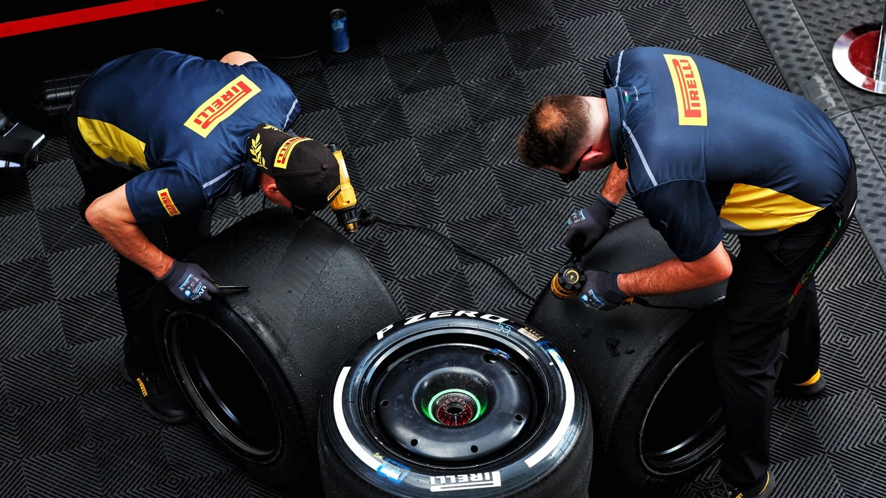 To Pirelli-teknikere forbereder Formula One-dæk