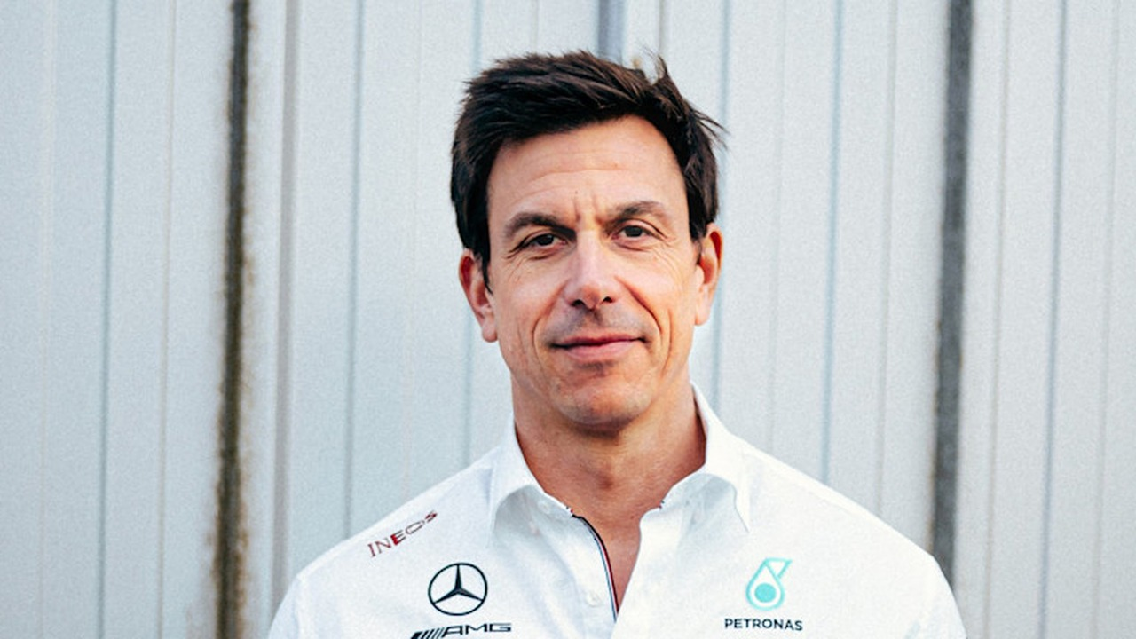 Toto Wolff একটি Mercedes team shirt পরে দাঁড়িয়ে আছেন