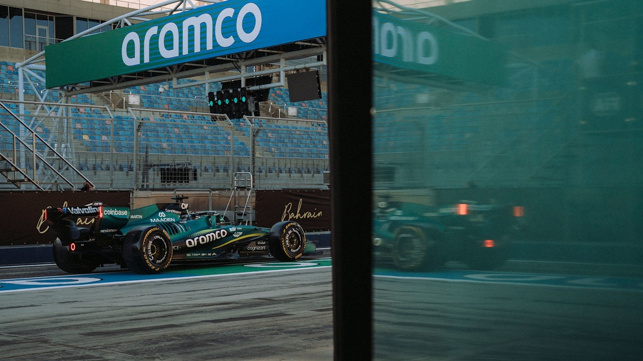 Ein Aston Martin Formel-1-Auto fährt auf der Strecke