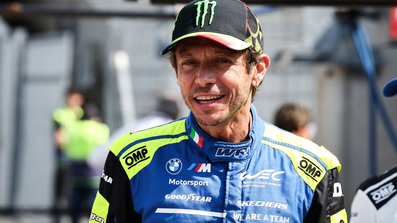 Valentino Rossi se usmívá v závodním oblečení BMW