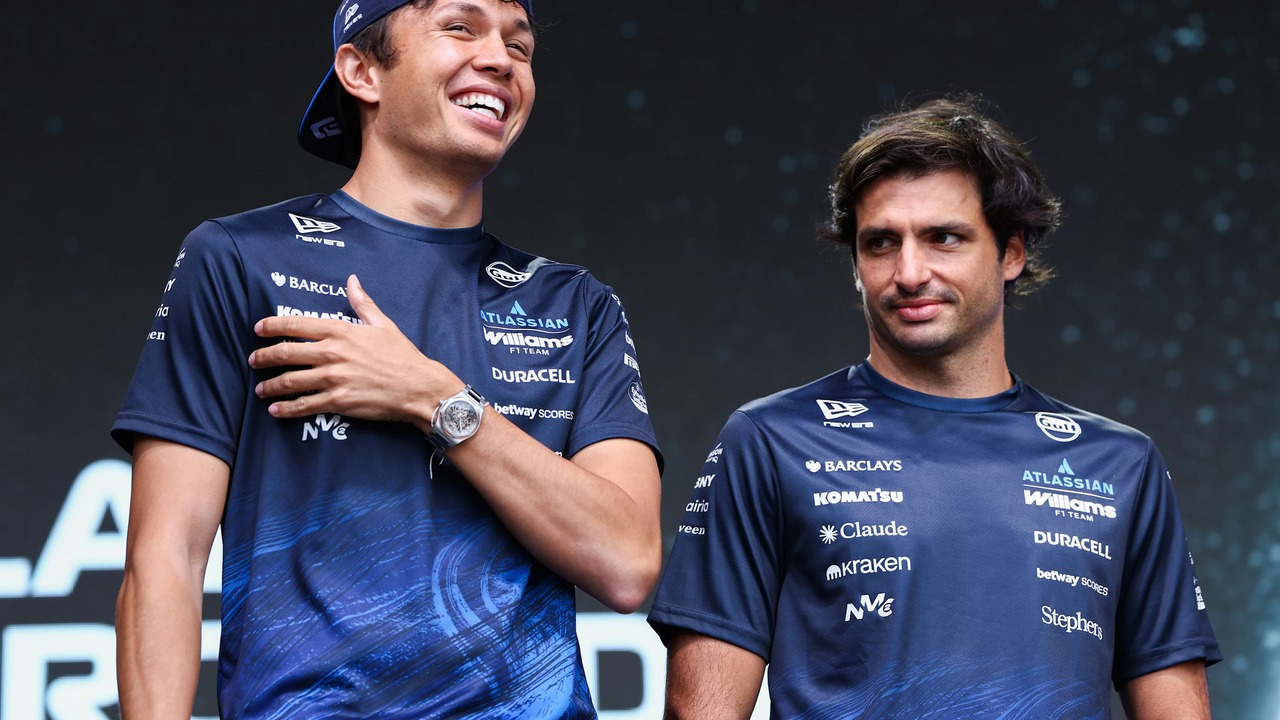 Alex Albon وCarlos Sainz يقفان معًا