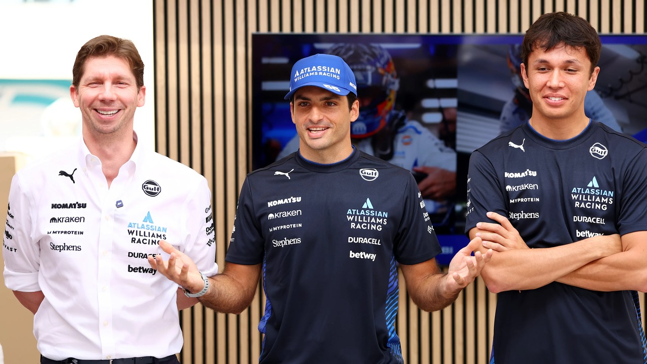 James Vowles يقف مع Carlos Sainz وAlex Albon