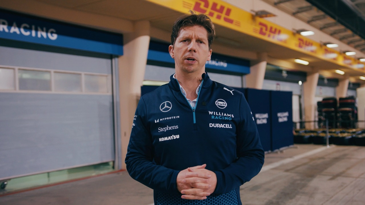 Ο James Vowles μιλάει φορώντας ρούχα της Williams Formula 1 team