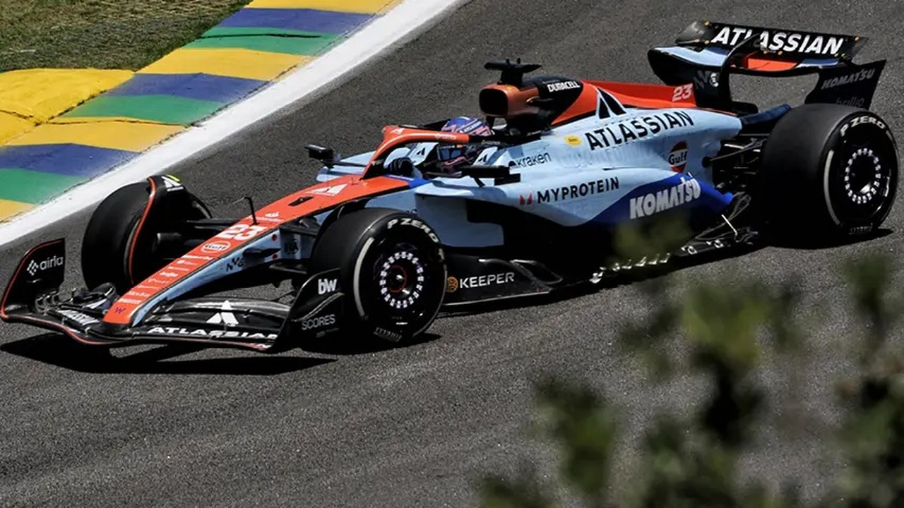 Ένα μονοθέσιο της Williams Formula 1 τρέχει στην πίστα