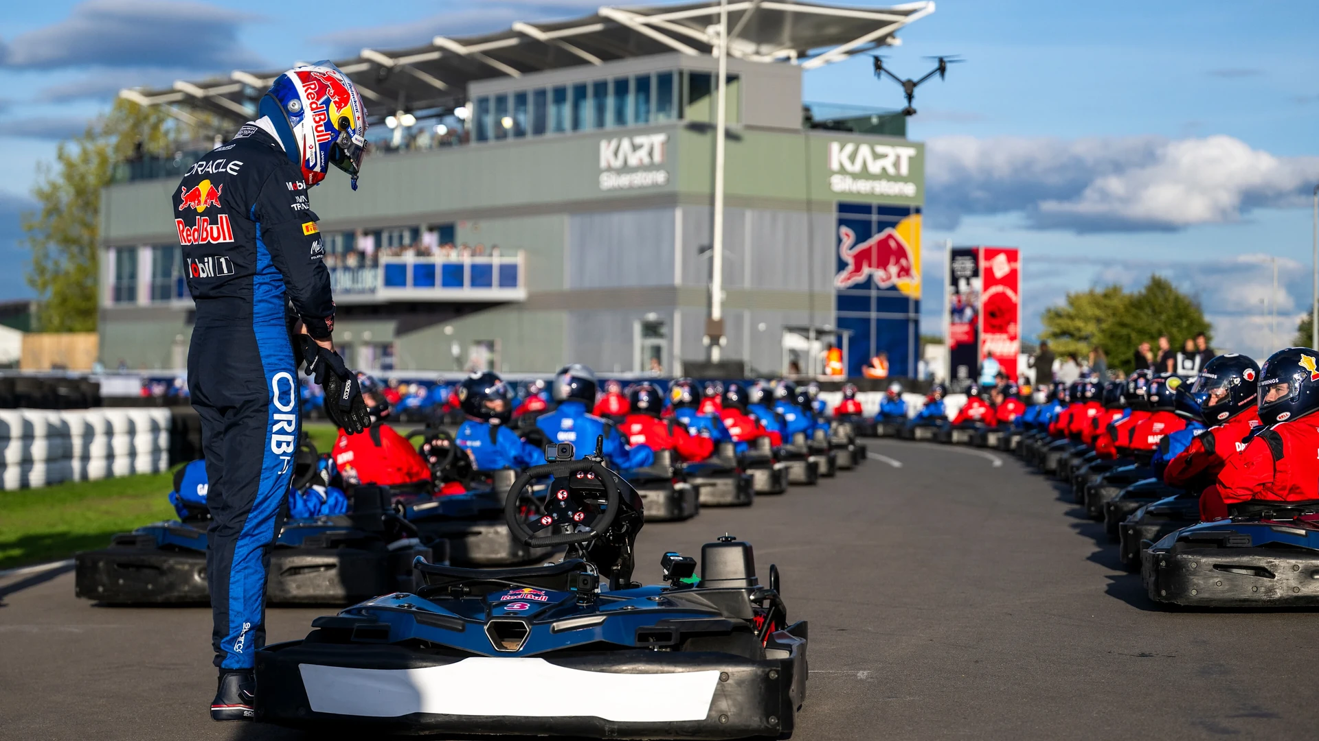 Max Verstappen prehiti 99 tekmecev in zmaga na karting izzivu