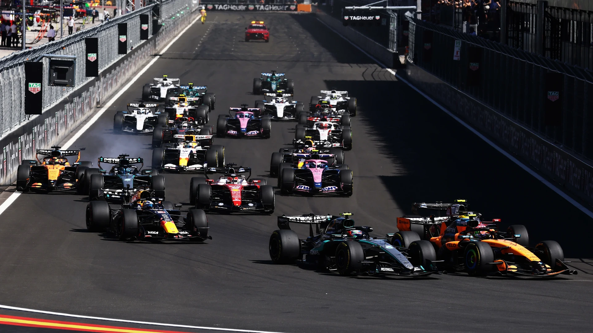 Komise F1 schválila kratší závody v roce 2027, pravidlo tvrdého zastavení a volnější vývoj převodovek