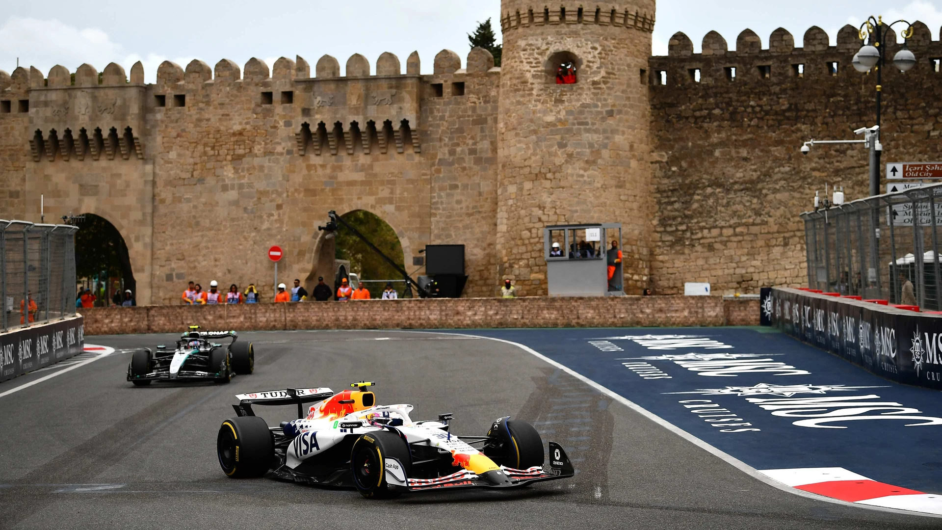 Isack Hadjar se vrací do Red Bullu pro Grand Prix Ázerbájdžánu po vyléčení zranění zápěstí