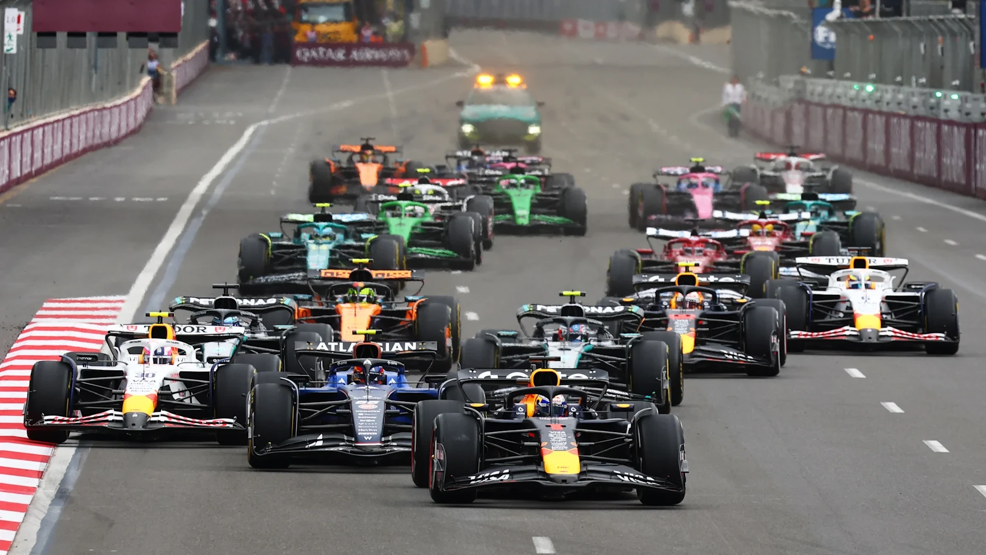 Charles Leclerc palaa Bakuun neljällä pole positionilla ja uudella kilpailupäivän ongelmalla ratkaistavanaan