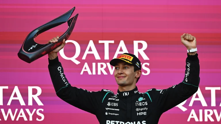 George Russell câștigă de pe pole position în Baku și reduce deficitul în lupta pentru titlu