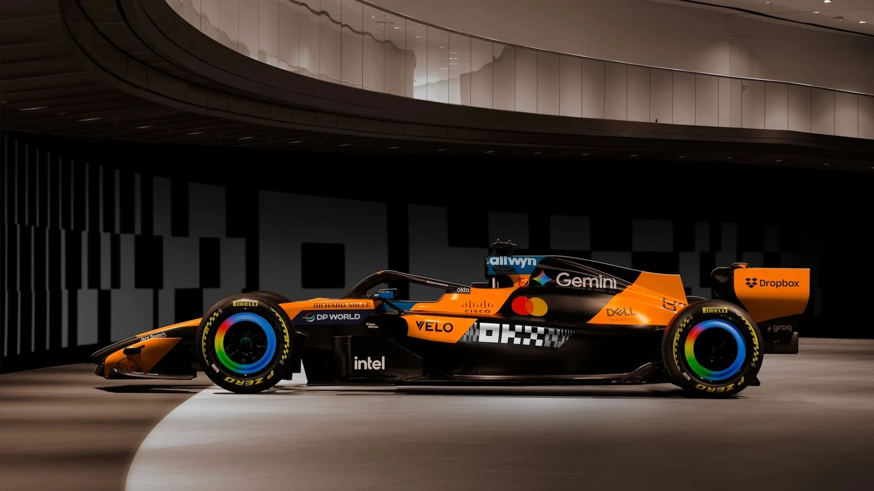 Doplňkový obrázek pro McLaren přiváží své nové H-Wing do Monzy pro test s nízkým odporem